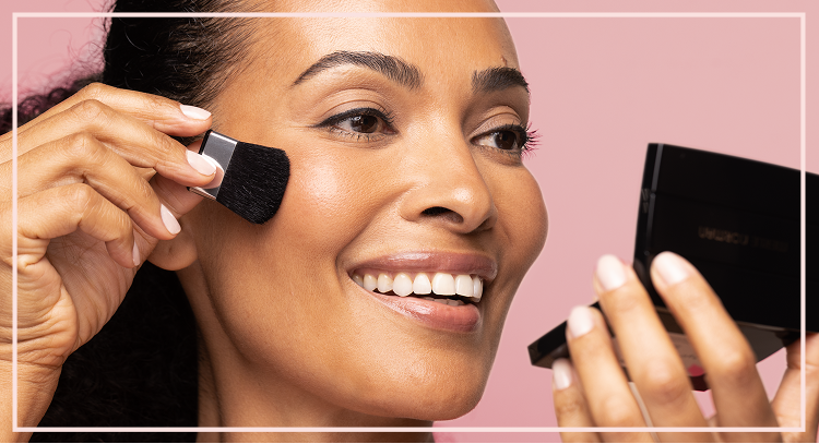 Applying face makeup using a compact and sponge applicator